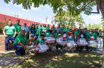 Foto grupal en el jardin central del Centro Regional de Veraguas