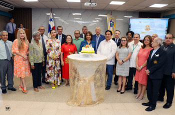 Autoridades de la UTP cantan el Feliz cumpleaños del Centro Regional de Panamá Oeste 