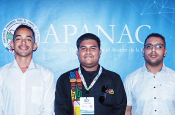 Estudiantes Kenel Rodríguez, Jafet González y Jorge Rodríguez, de la Licenciatura en Desarrollo y Gestión de Software.