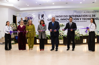 Corte de cinta celebrando apertura del congreso.