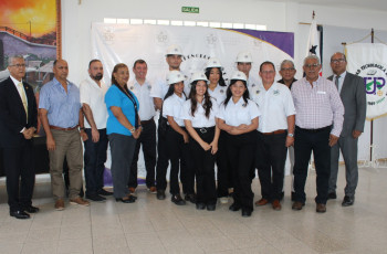 Autoridades, profesores y estudiantes participantes de la IX Ceremonia de Imposición de Cascos.