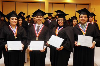 36 nuevos graduandos participan de la Ceremonia de Graduación.