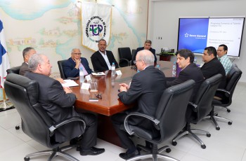 Autoridades de la UTP y representantes del Banco General.