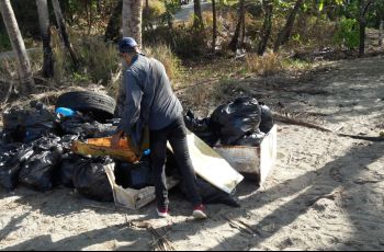 Neumáticos, refrigeradores inservibles y otros deshechos fueron encontrados en esta labor de limpieza de Playa.
