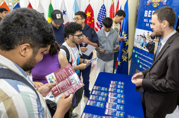 Cientos de estudiantes participaron de la Feria de Becas y Oportunidades Académicas 2025