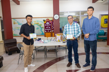 La donación fue entregada por el estudiante Braulio Pineda, presidente de la BEU, y recibida por el Dr. Carlos Barría, Subdirector Administrativo, junto con Josué Robles, ayudante estudiantil de la Unidad de Bienestar Estudiantil.
