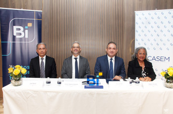 Mesa principal del evento. Mesa principal del evento.