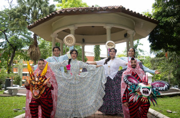 Cuatro estudiantes varones, de movilidad internacional, con indumentaria tradicional panameña de diablicos sucios y camisillas con sombrero pintao