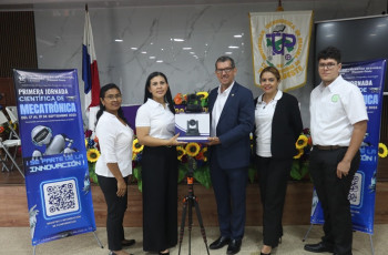 Entrega de equipos Tecnologicos a autoridades del Centro Regional 