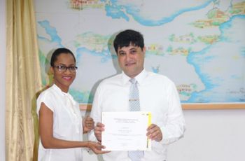 Expositor Magister Rubén Darío Barrios desde Brasil recibiendo Certificado 