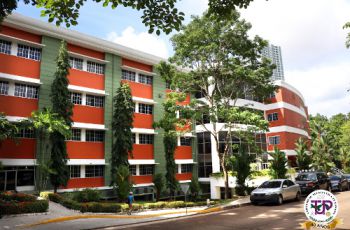 Primera universidad panameña en obtener una acreditación.