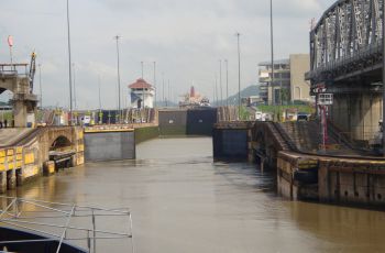 Visita de la UTP Colón por las Esclusas de Miraflores