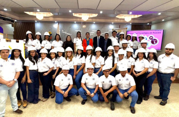 Autoridades del Centro Regional acompañan a los estudiantes a la imposición de Cascos Autoridades del Centro Regional acompañan a los estudiantes a la imposición de Cascos