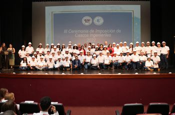 Recibieron sus cascos, 137 estudiantes de cuarto y quinto año, de la Facultad de Ingeniería Eléctrica.