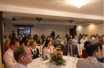 El evento también incluyó un espacio de interacción entre empresarios, autoridades universitarias, docentes, egresados y representantes de diversas instituciones, lo que permitió el intercambio de experiencias, la identificación de intereses comunes y el fortalecimiento de vínculos para el desarrollo de futuras iniciativas de cooperación entre la Universidad y el sector productivo. El evento también incluyó un espacio de interacción entre empresarios, autoridades universitarias, docentes, egresados y representantes de diversas instituciones, lo que permitió el intercambio de experiencias, la identificación de intereses comunes y el fortalecimiento de vínculos para el desarrollo de futuras iniciativas de cooperación entre la Universidad y el sector productivo.