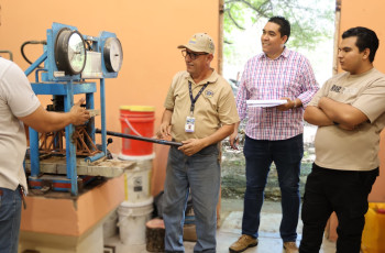 Modelos de puentes tipo cercha elaborados por estudiantes fueron sometidos a pruebas de carga para evaluar su desempeño. Modelos de puentes tipo cercha elaborados por estudiantes fueron sometidos a pruebas de carga para evaluar su desempeño.