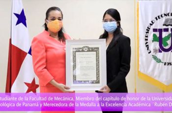 Estudiante Lissette De León, recibe certificado de reconocimiento, por la UTP.