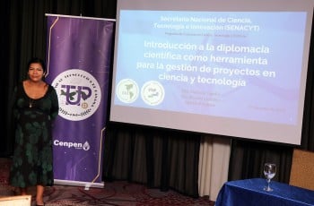 Dra. Nathalia Tejedor, presenta el tema Introducción al Diplomacia Científica.