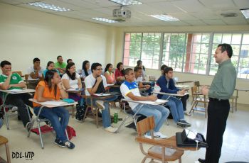 Estudiantes reciben clases