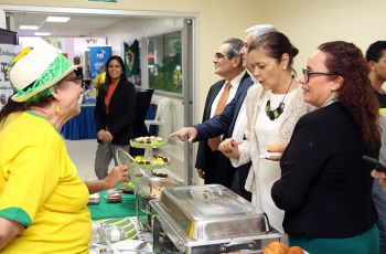Embajadores junto al Rector de la UTP hicieron un recorrido por la Feria Gastronómica.