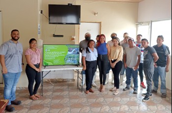 Colaboradores de la Procesadora Los Guayacanes S. A. y estudiantes del Centro Regional de Coclé