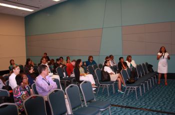 Licenciada Hercilia Domínguez, durante su exposición.