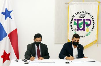 Dr. Alexis Tejedor, Vicerrector de la VIPE-UTP, firma convenio junto a Jesús González, Gerente del Proyecto Termo Solar de Panamá.