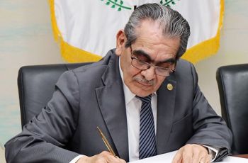 El Rector, Ing. Héctor M. Montemayor Á., firma el convenio, por parte de la UTP.