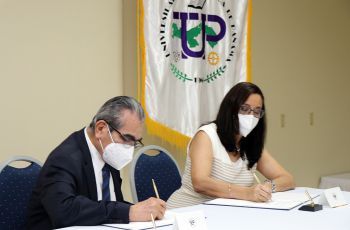 Firma de convenio entre la UTP y STRI.