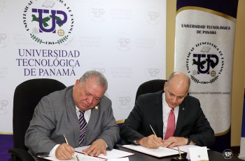 El rector, Dr. Aizpurúa durante la firma del convenio.