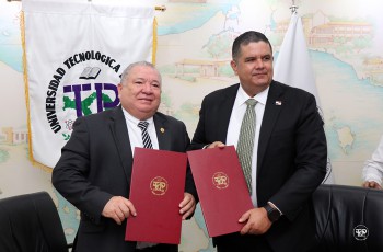 El rector, Dr. Aizpurúa y el Ministro Pino durante la firma del convenio.