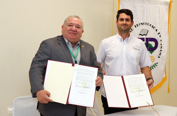 El Dr. Omar Aizpurúa, rector de la UTP y por NSolar, el Ing. Juan Navarro.