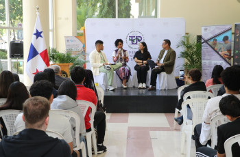 Panelistas y moderador durante el conversatorio.