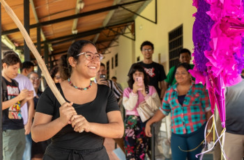 Piñata conmemorativa al aniversario de la Institución.