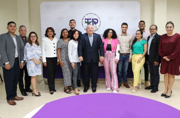 Estudiantes ganadores de la Convocatoria UTP - SENACYT junto al rector, Dr. Omar Aizpurúa.