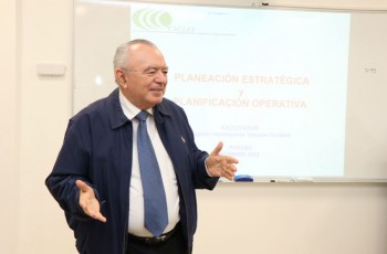 Consultor Hermógenes Vásquez, mentor.