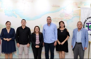 Autoridades de la UTP junto a la delegación cubana.