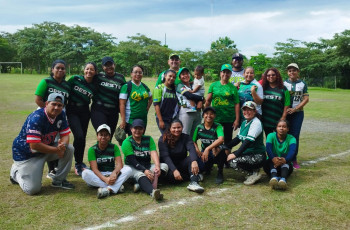 Equipo de Softbol Femenino del Centro Regional de Panamá Oeste. 