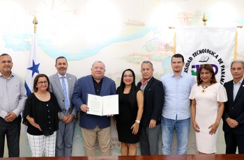 El rector, Dr. Omar Aizpurúa junto a la delegación de DIPLAN y DITIC y la Vicerrectora Académica, Dra. Ángela Laguna.