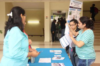 Estudiantes de distintas facultades hacen consultas a colaboradores de la Dirección de Investigación, durante la Feria Informativa 2018.