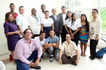 Estudiantes y docentes involucrados en el proyecto Taller Creativo Juvenil posan junto al Rector de la UTP Ing. Héctor M. Montemayor A., durante la clusura del mismo.