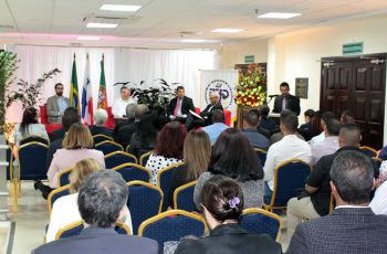El Dr. Alexis Tejedor, Vicerrector de la VIPE, ofrece las palabras de bienvenida e inicio de la cuarta fecha de la programación de la Semana de la Lengua Portuguesa.