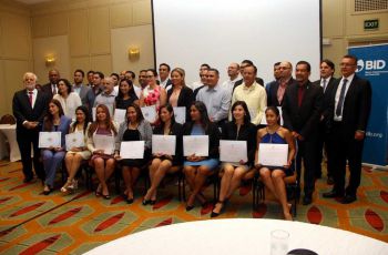 Foto de todos los participantes en la clausura del Diplomado Especializado de Gas Natural.