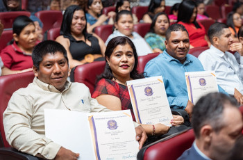 Entrega de Certificados de Acreditación.