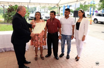El rector,  Dr. Aizpurúa hizo entrega de un reconocimiento a los familiares de la estudiante fallecida.