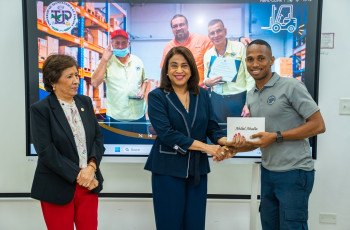 La Dra. Ángela Laguna Caicedo, Rectora de la UTP entregó reconocimientos a los almacenistas. La Dra. Ángela Laguna Caicedo, Rectora de la UTP entregó reconocimientos a los almacenistas.