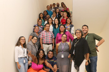 La Lcda. Natalie Harris junto a docentes y administrativos de la UTP.