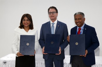 La Dra. Ángela Laguna, rectora encargada, junto al contralor, H. S. Gerardo Solís y el secretario de la SENACYT, Dr. Eduardo Ortega.