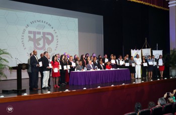 Foto grupal de los graduandos y autoridades.
