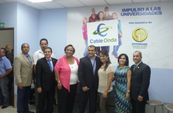 Directivos Cable Onda y autoridades del Centro Regional de Veraguas.